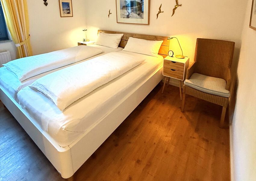 Schlafzimmer: separate, im Kopfteil verstellbare Lattenroste - Betten sind bezogen (Erstausstattung)