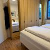 Großer Kleiderschrank, 2 Wäscheschränke mit Ganzkörperspiegel, reichlich Kleiderbügel