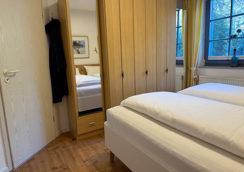 Großer Kleiderschrank, 2 Wäscheschränke mit Ganzkörperspiegel, reichlich Kleiderbügel