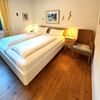 Schlafzimmer: separate, im Kopfteil verstellbare Lattenroste - Betten sind bezogen (Erstausstattung)