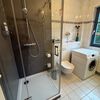 Badezimmer mit Dusche/niedriger Einstieg, Kosmetikspiegel, Föhn, reichlich Ablageplatz, Miele-Waschmaschine ...