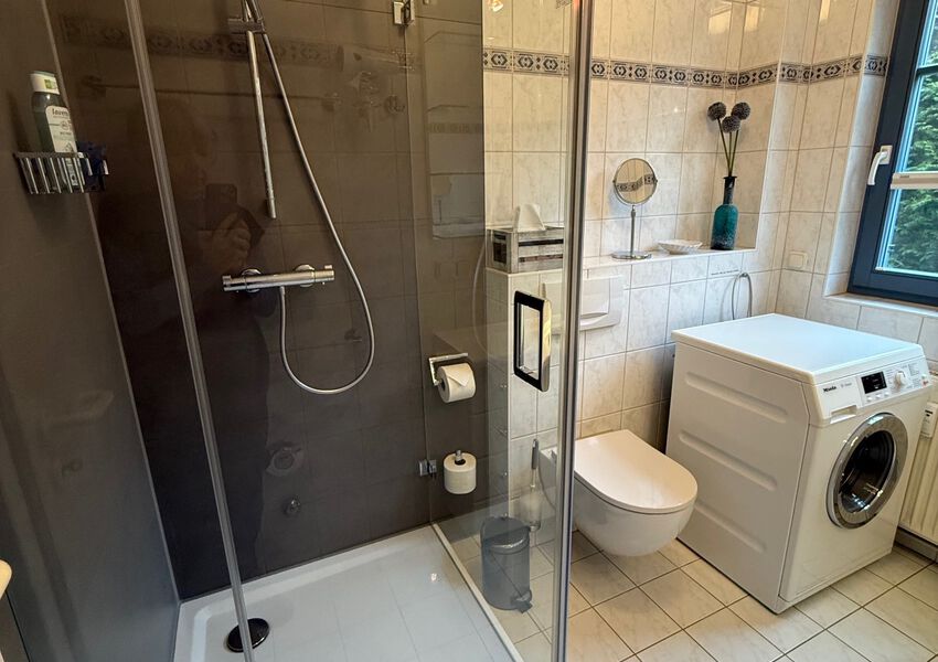 Badezimmer mit Dusche/niedriger Einstieg, Kosmetikspiegel, Föhn, reichlich Ablageplatz, Miele-Waschmaschine ...
