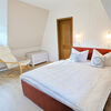 mit Doppelbett und Kleiderschrank