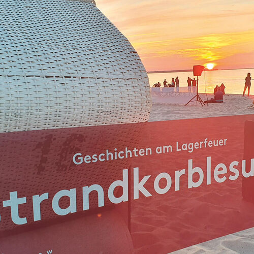 Strandkorb am Strand im Sonnenuntergang